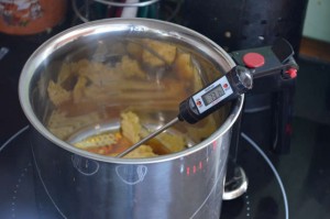 Cires dans une casserole en cours de chauffe